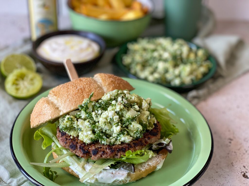 15 lekkere recepten met feta: Griekse burger met feta en groene salsa