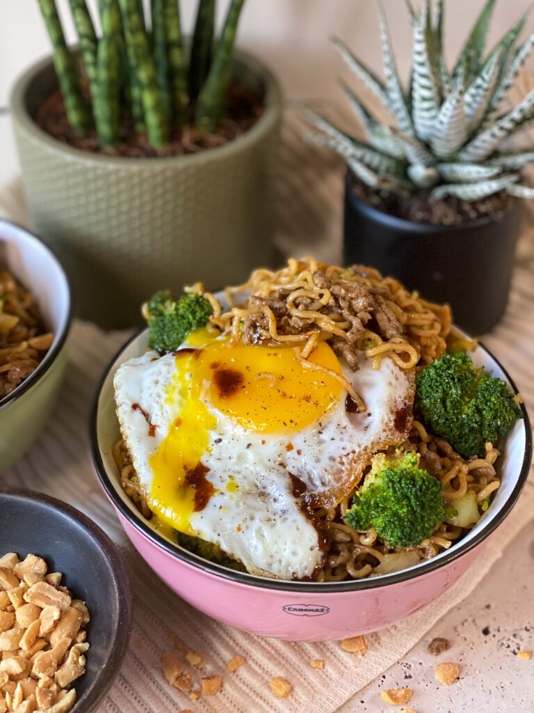 noedels in zwarte pepersaus met broccoli en gehakt