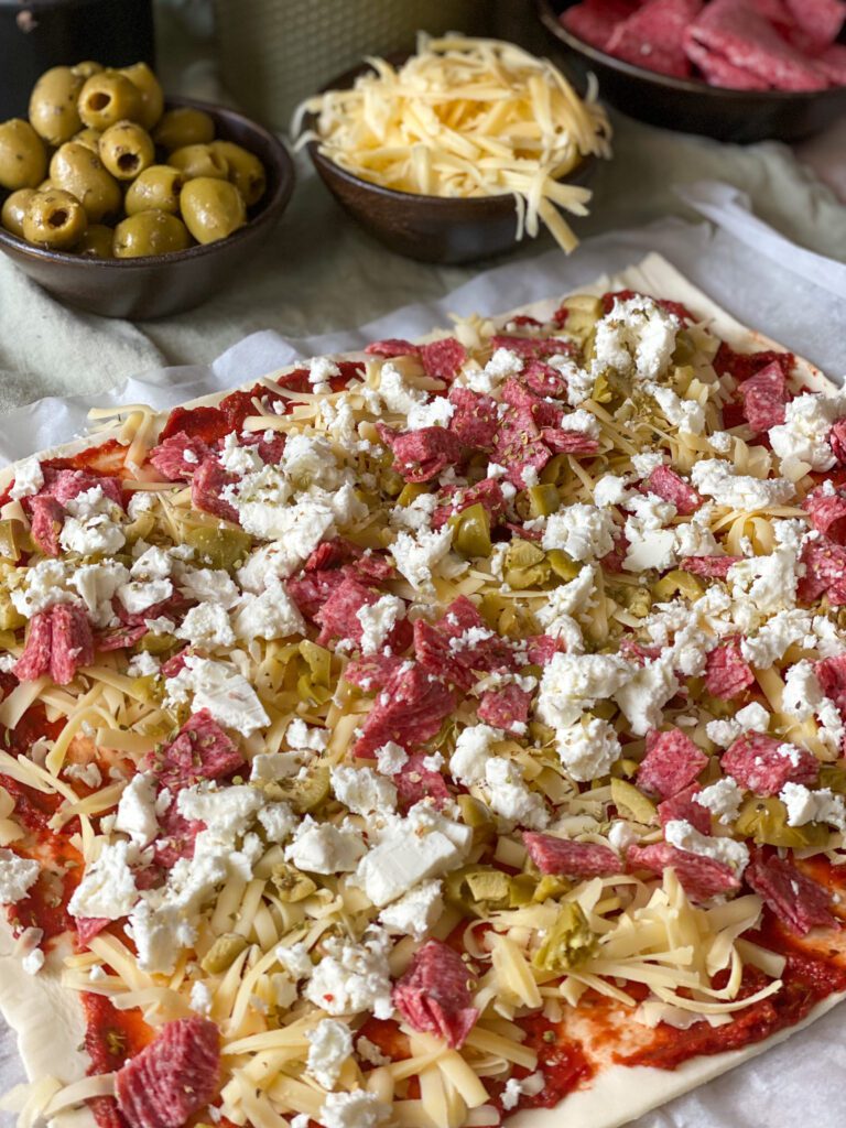 pizza hapjes maken van bladerdeeg 