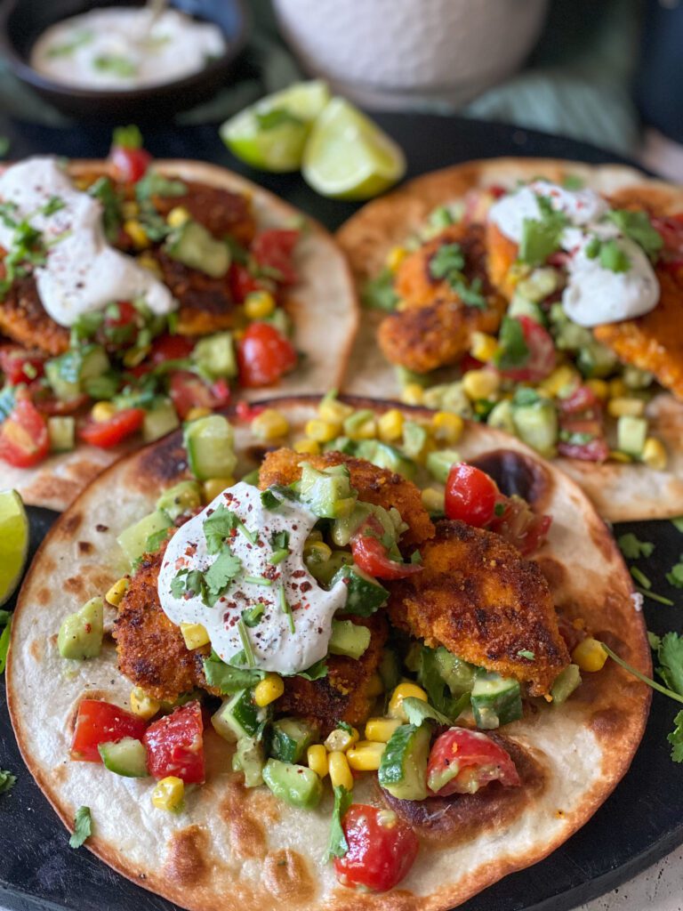 wraps met gepaneerde kip en frisse salsa 