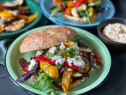 Turks brood met hummus en geroosterde groenten