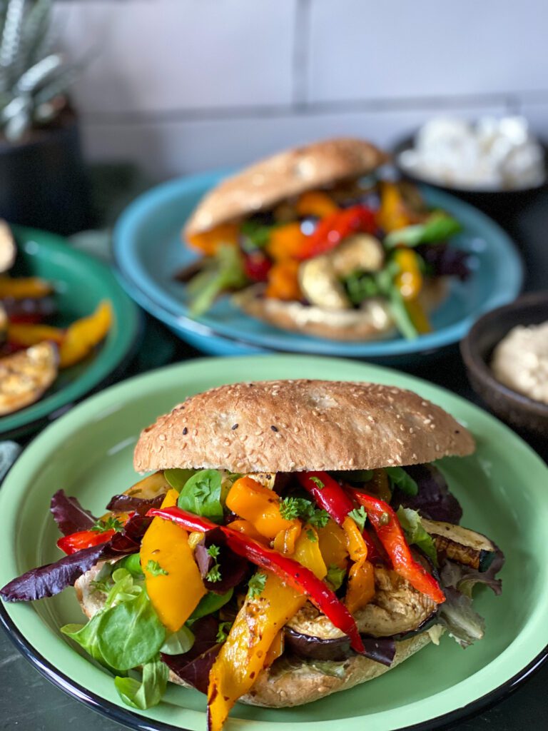 Turks brood met hummus en geroosterde groenten 