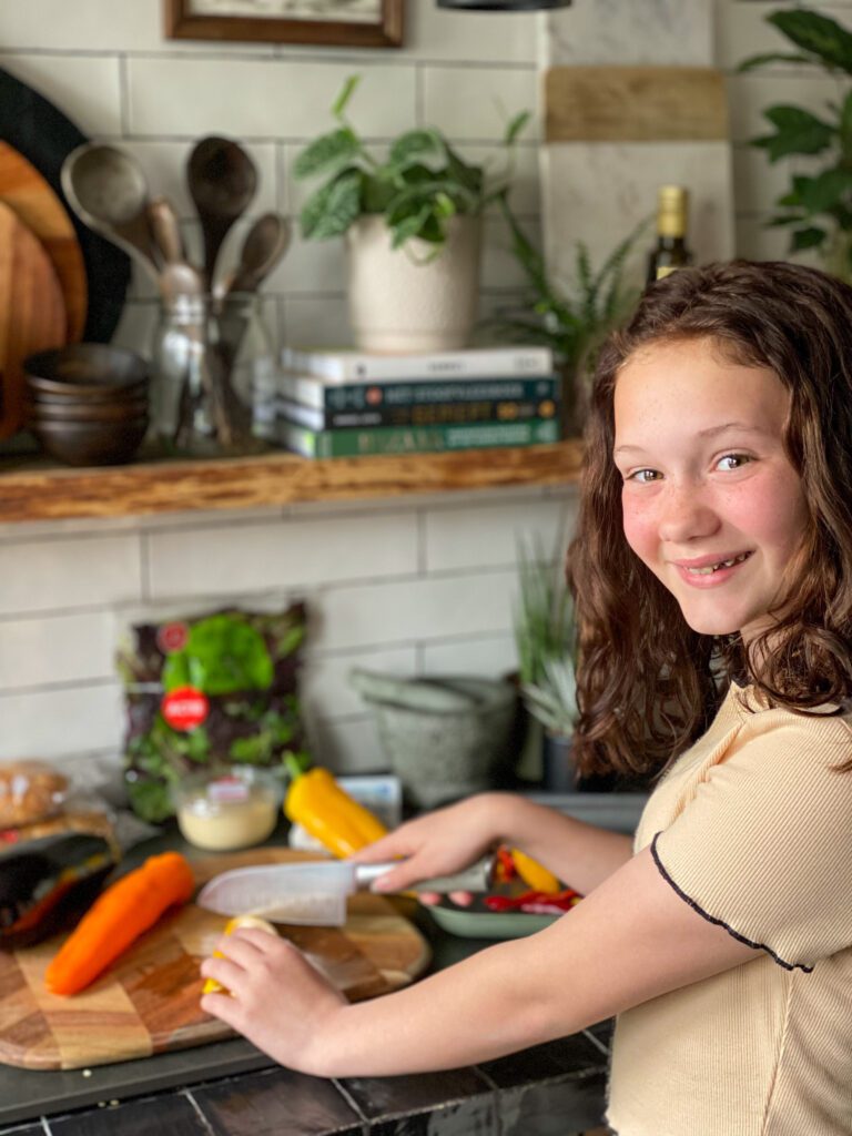 kinderen zelf hun groenten laten snijden 