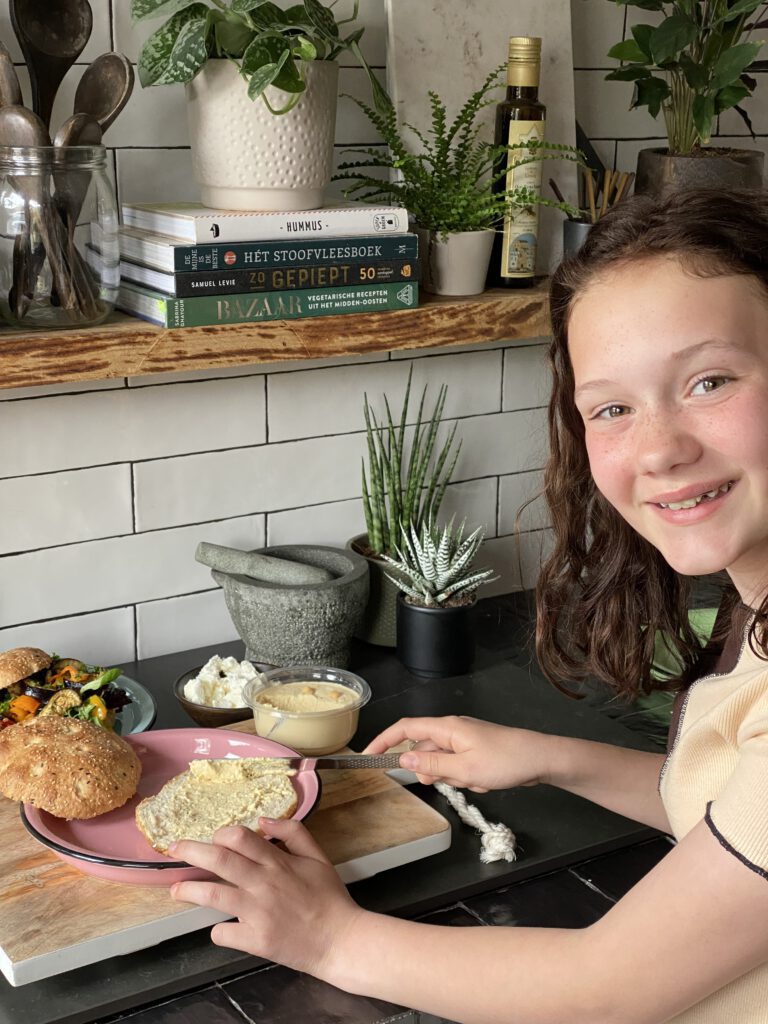 hummus smeren op Turks brood