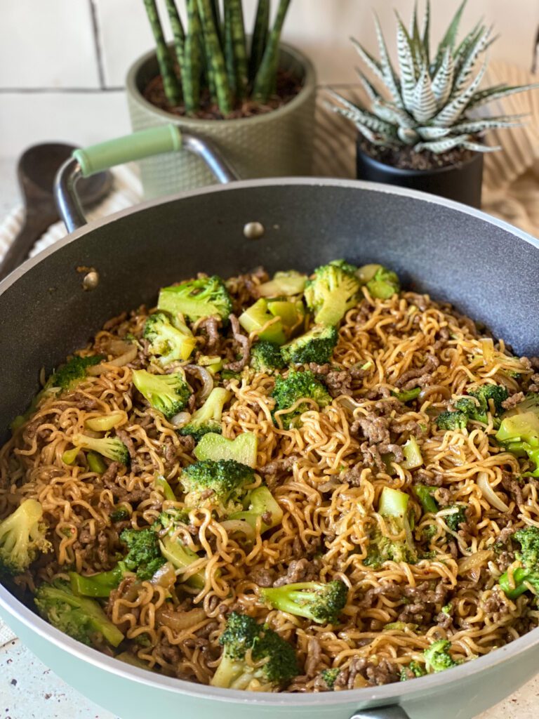 noedels in zwarte pepersaus met broccoli