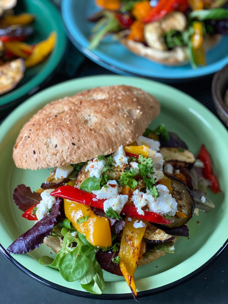 Turks brood met hummus en gegrilde groenten 