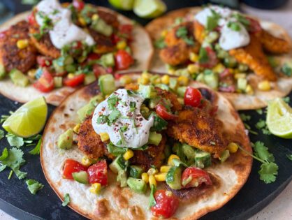 wraps met gepaneerde kip - open wrap met krokante kip en salsa geserveerd op houten plank