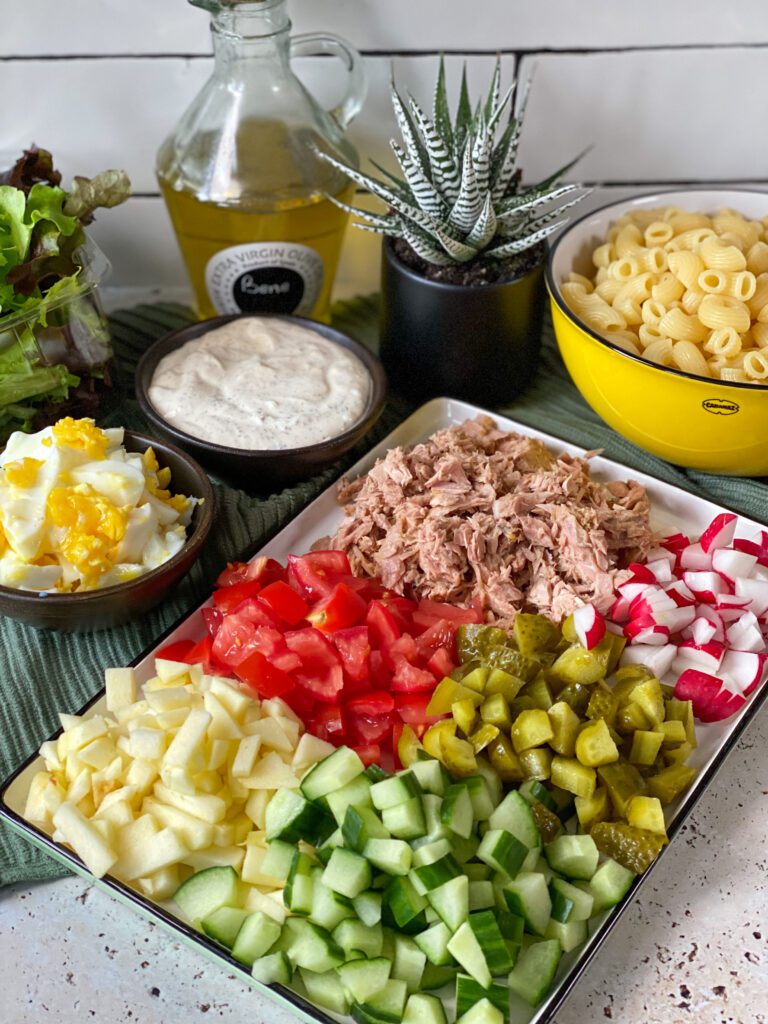 salade met pasta en tonijn