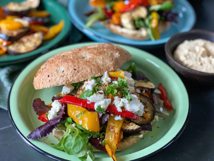 Turks brood met hummus en gegrilde groenten