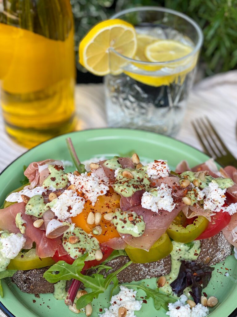 sandwich met prosciutto en mozzarella