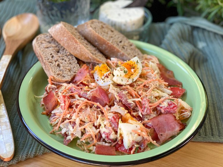 spitskoolsalade met spek en ei