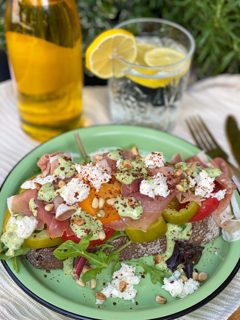 sandwich met tomaat, mozzarella en prosciutto 