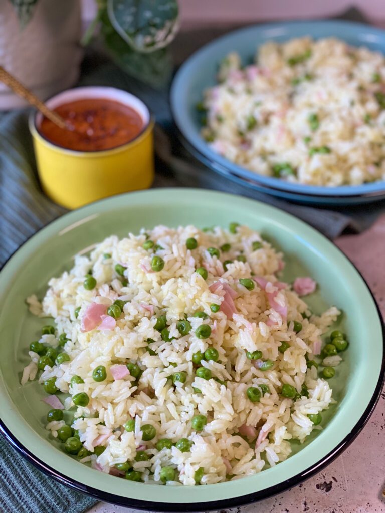 luchtige rijst met ham en doperwten