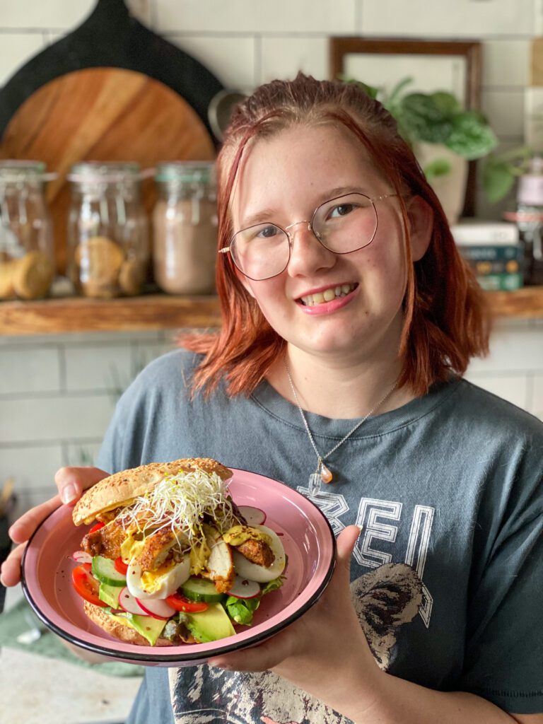 Turks brood met gegrilde kip en kerriemayonaise