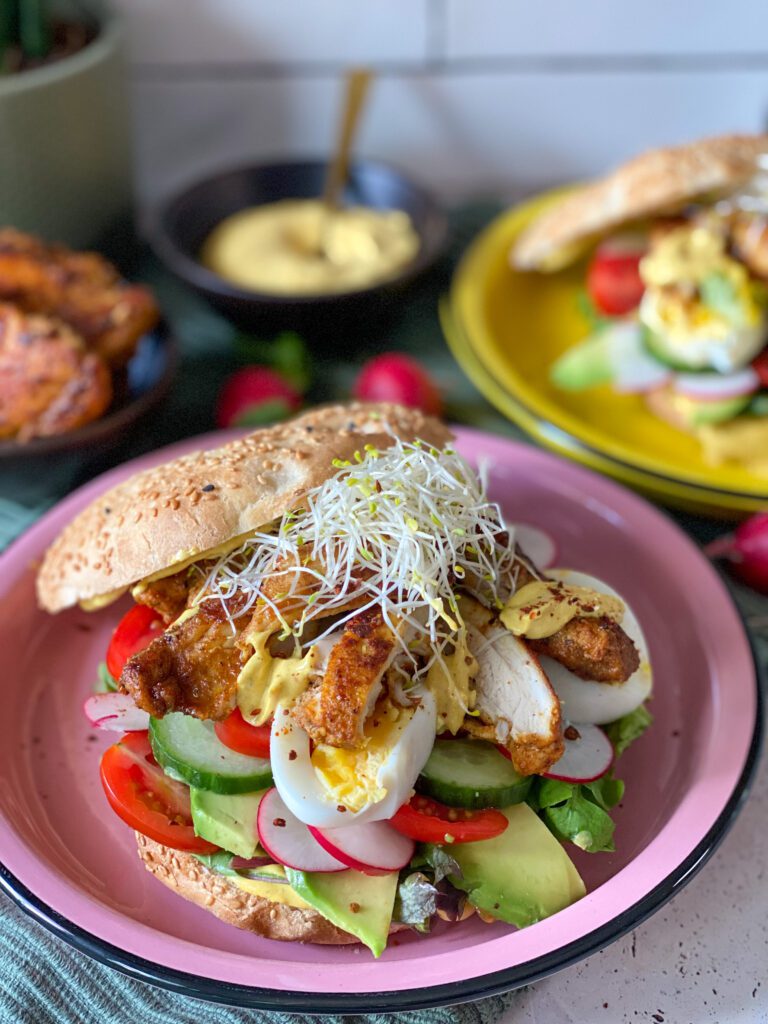 Turks brood met gegrilde kip en kerriemayonaise 