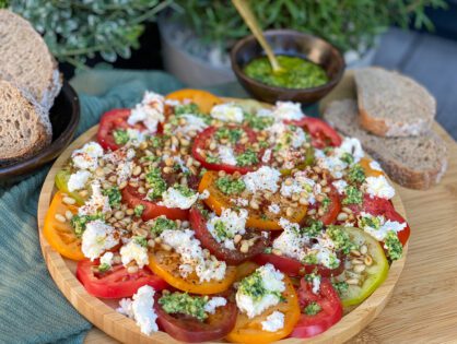 tomatensalade met pesto en mozzarella
