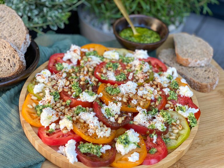 tomatensalade met pesto en mozzarella