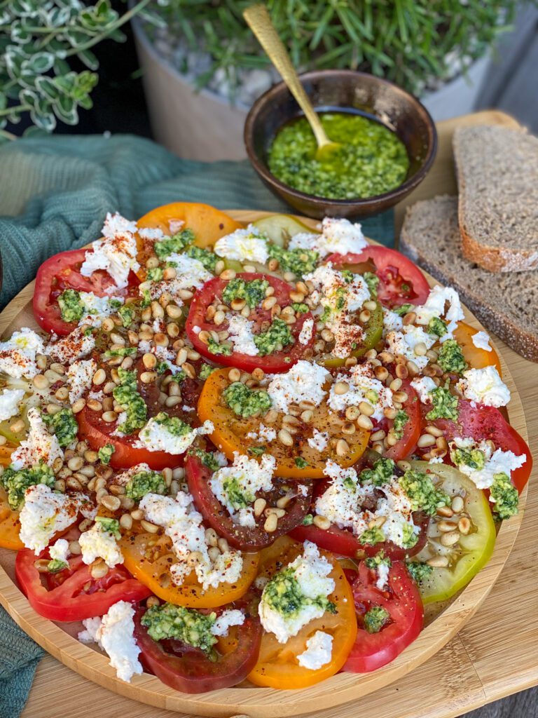 tomatensalade met pesto en mozzarella
