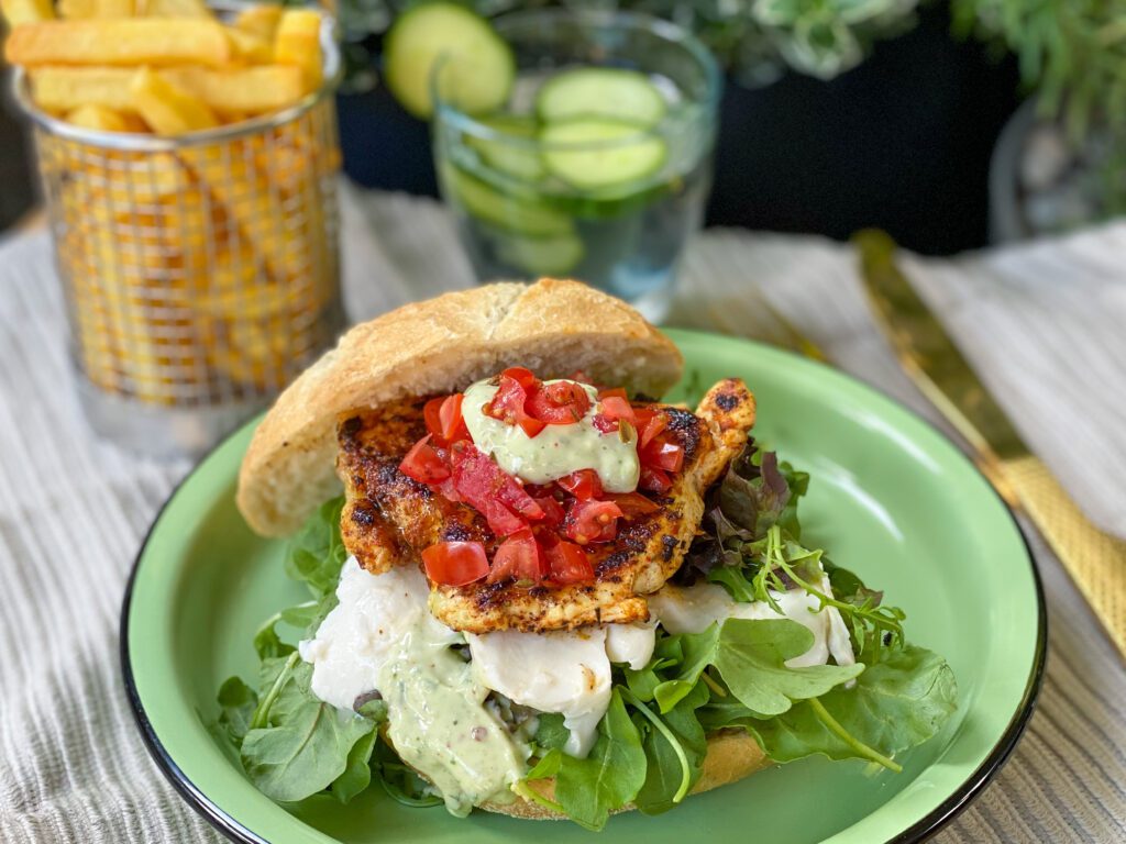 5 kipburger recepten: gegrilde kipburger met tomatensalsa