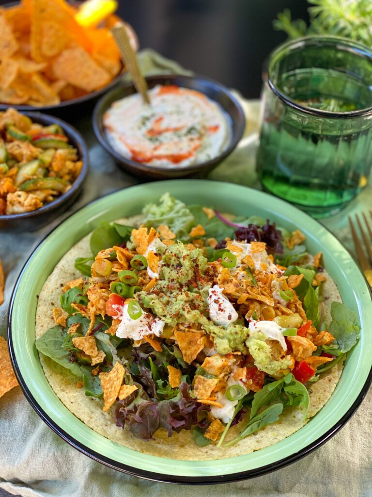 wraps met kip tortilla chips en creme fraiche dip