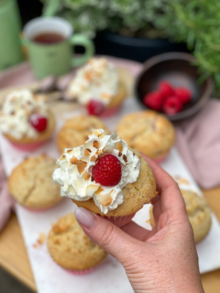 muffins met frambozen, kokos en slagroom