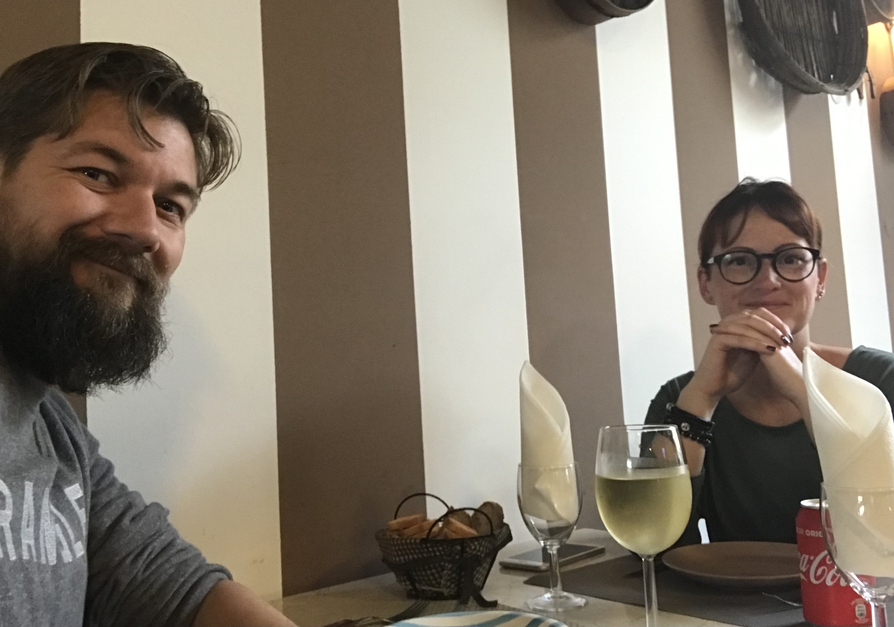 Marie Louise en Jan Willem aan tafel in Lisabon. Wat eet je in Portugal, dit is de keuken van het land.