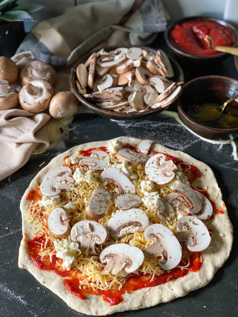 pizza beleggen met champignons 