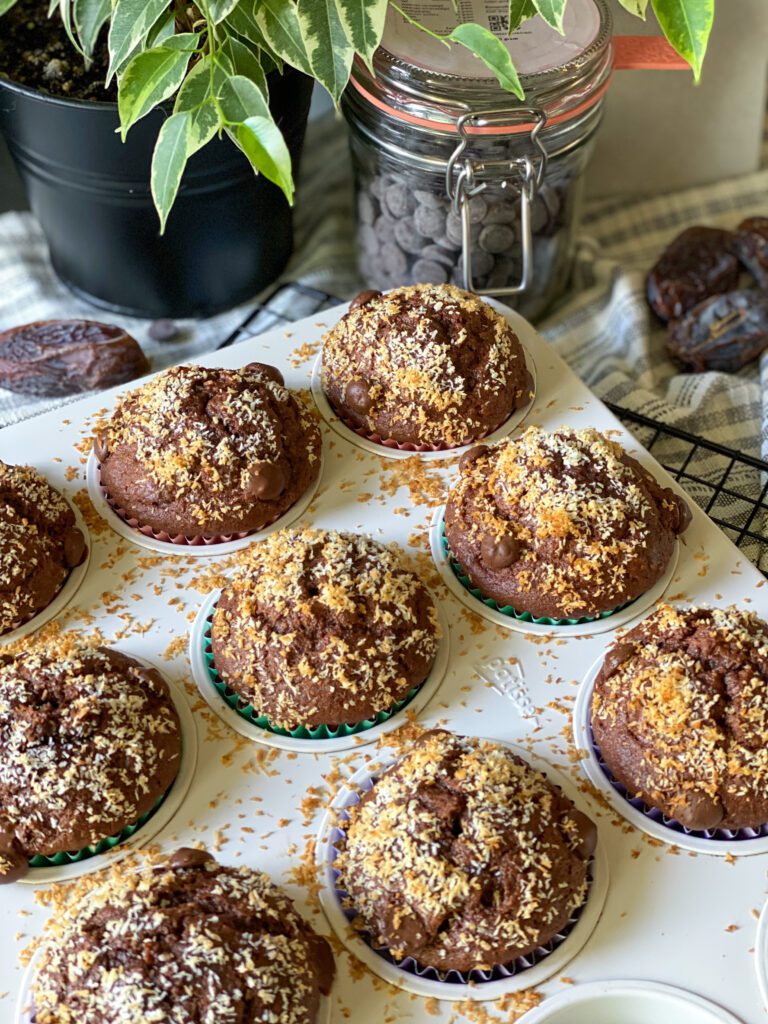 Chocolade cupcakes met dadels en kokos