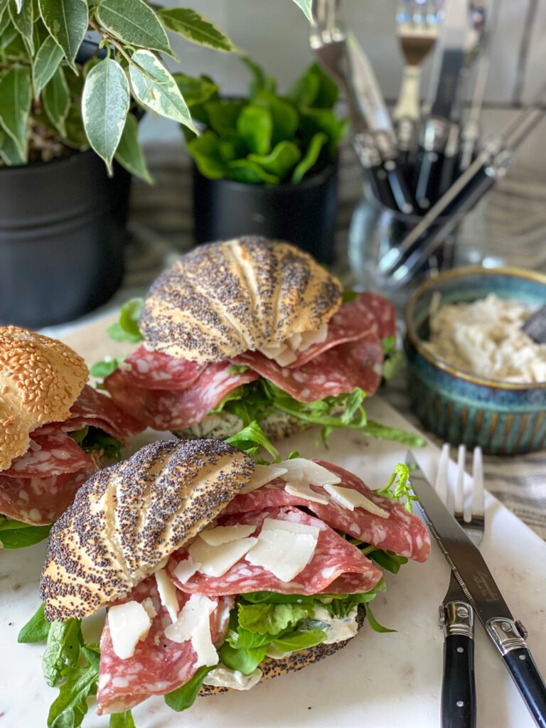 Broodje salami met pittige roomkaas