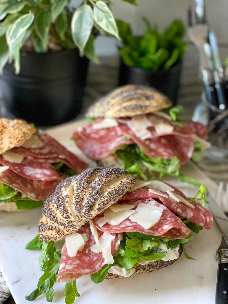 broodje met salami en pittige roomkaas