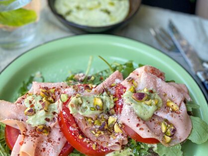 broodje met Mortadella en pesto mayonaise