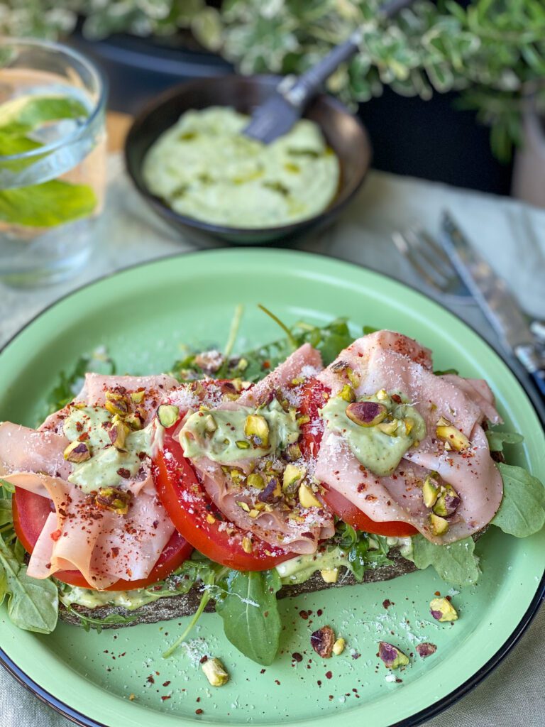 broodje met Mortadella en pesto mayonaise