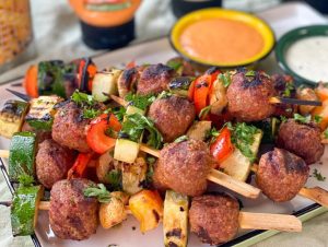 spiesjes met gehaktballetjes en groenten