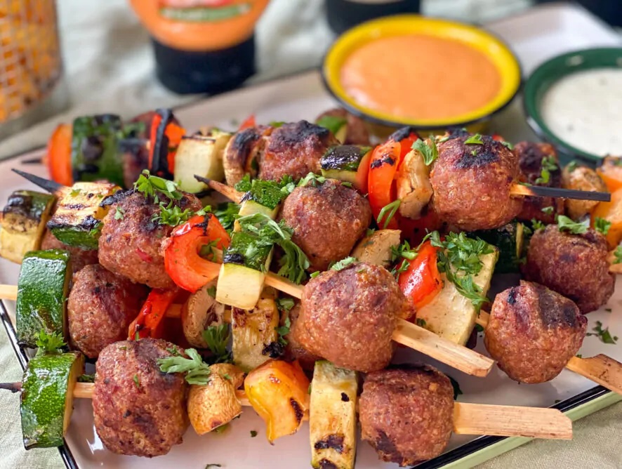 spiesjes met gehaktballetjes en groenten