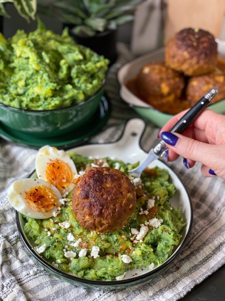 stamppot met spinazie a la crème en gehaktbal 