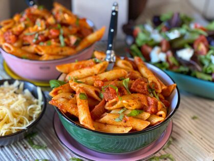 penne met salami in kruidige tomatensaus