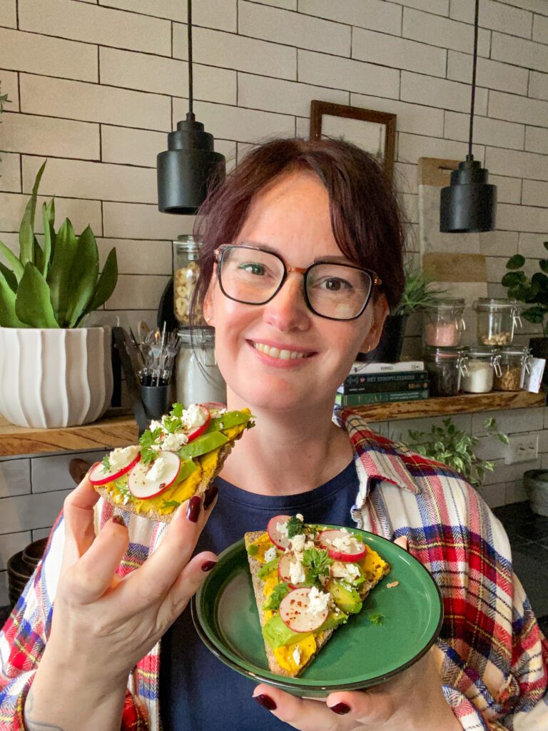 Cracker met pompoen hummus en feta