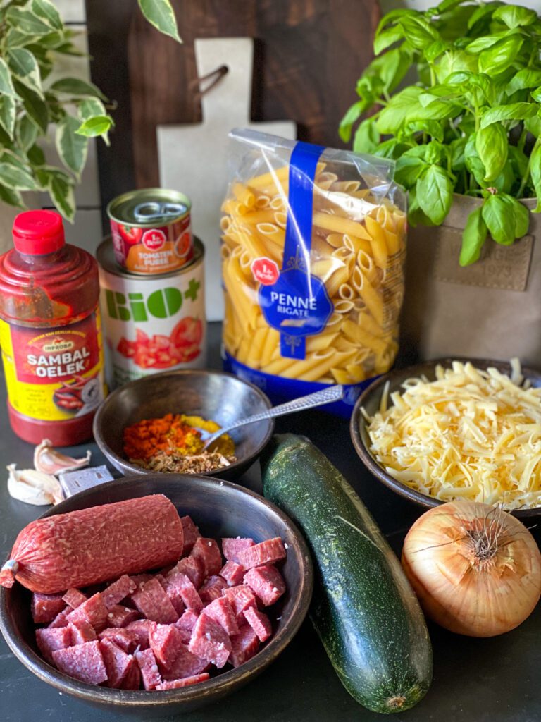 ingrediënten pasta met salami 