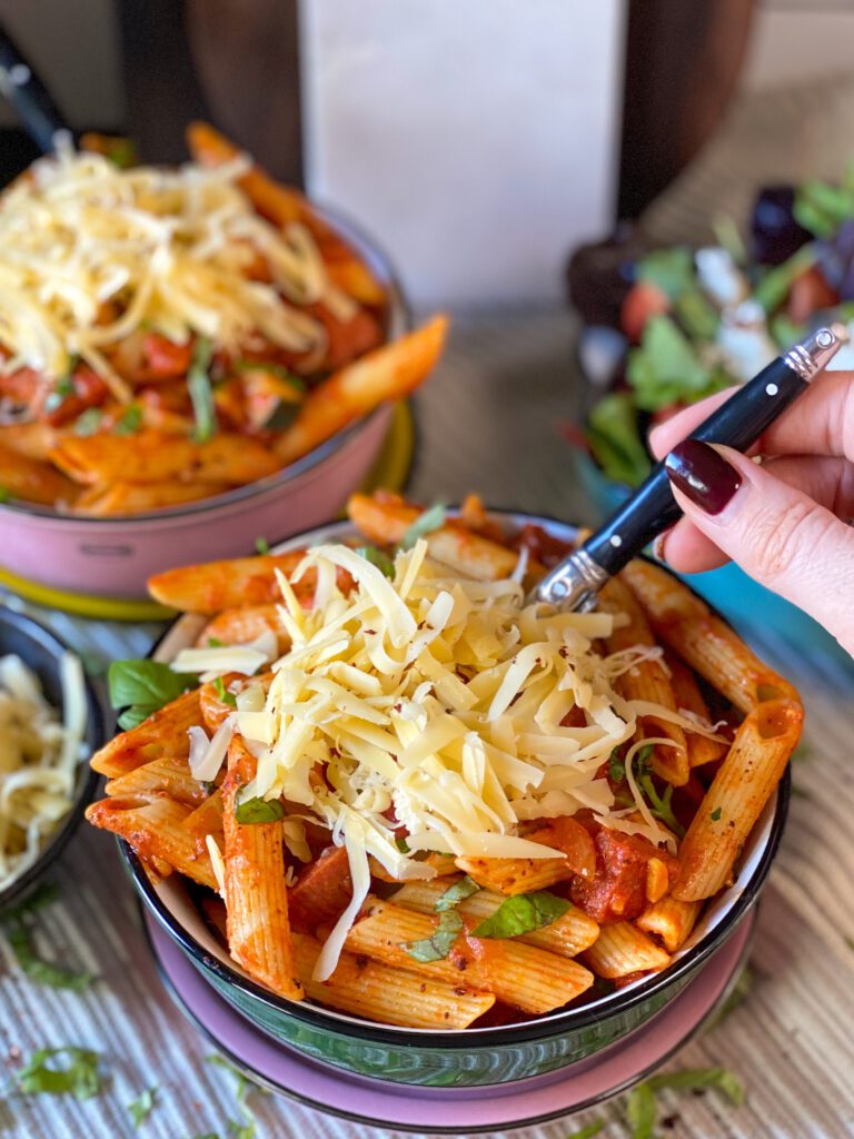 penne met salami in kruidige tomatensaus 