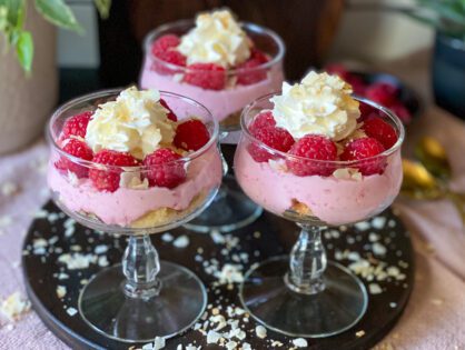 toetje met cake en frambozen