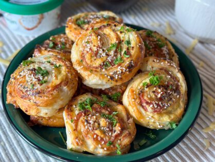 bladerdeeghapjes met Boursin en salami