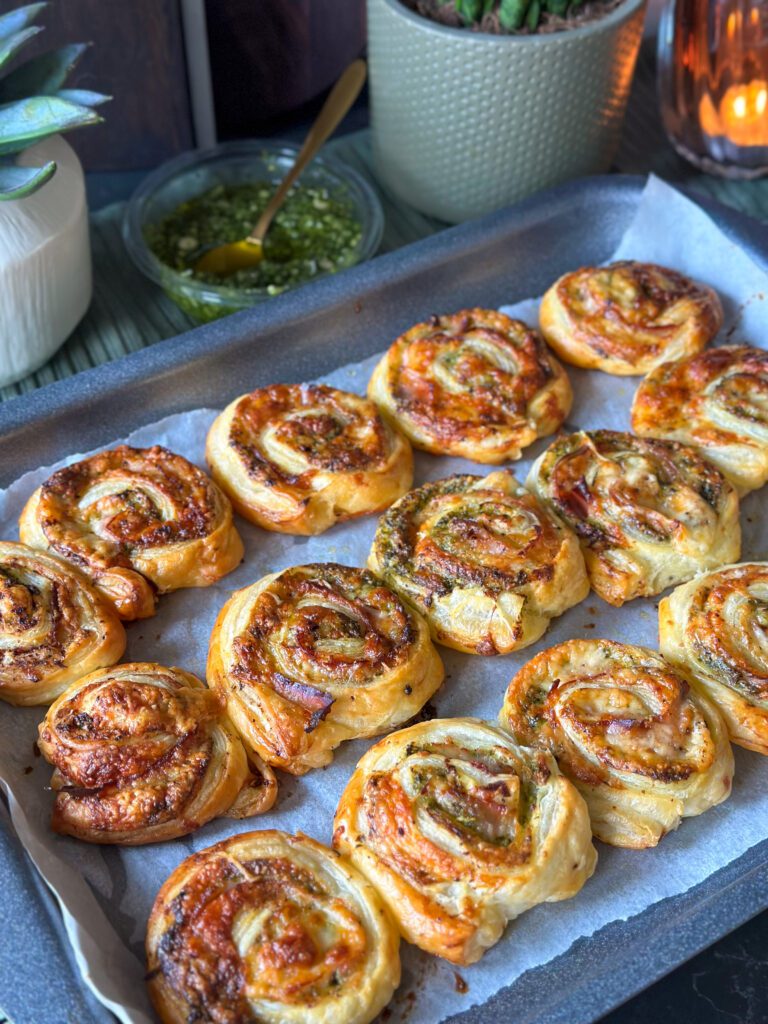 Bladerdeeghapjes met pesto en ham