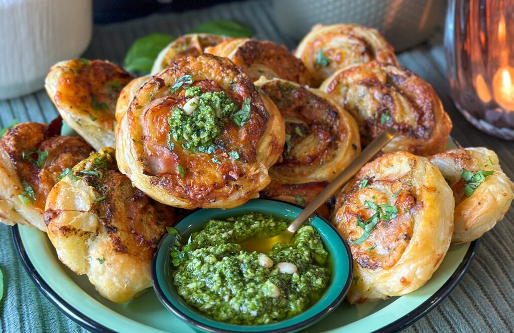 bladerdeeghapjes met pesto en ham