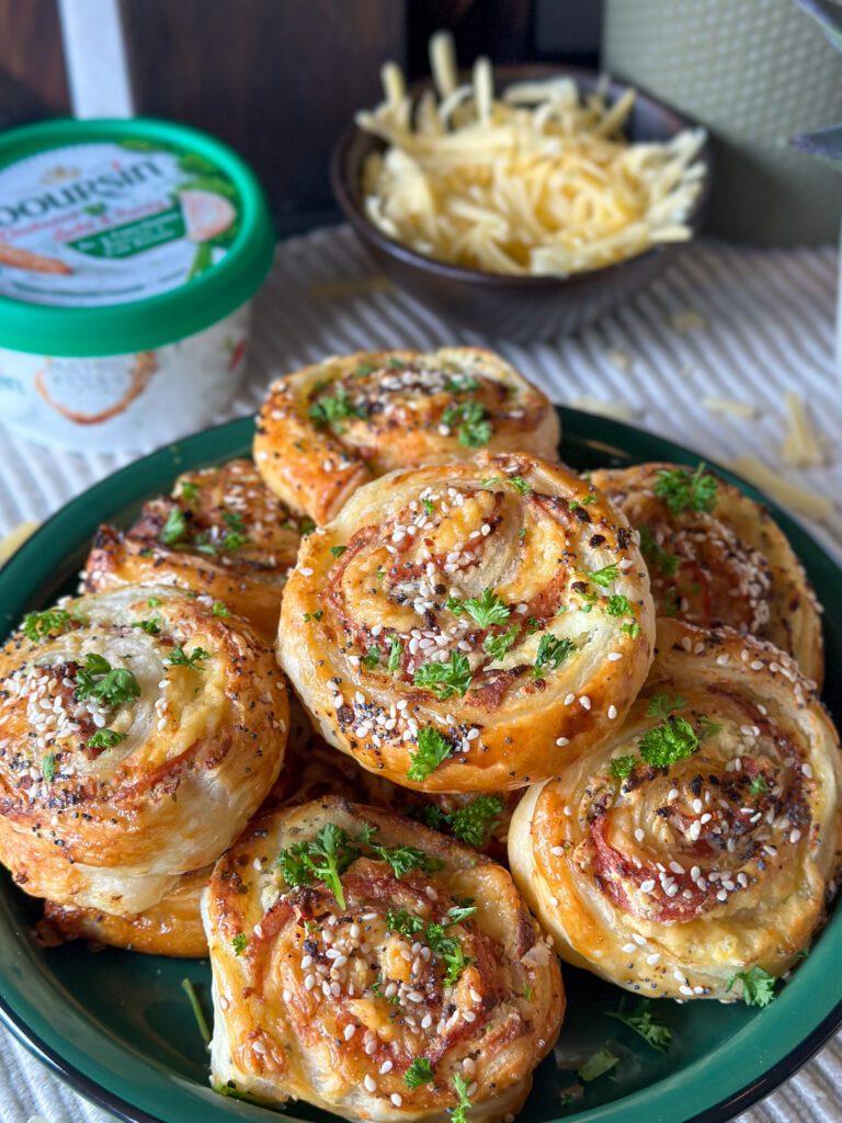 bladerdeeghapjes met Boursin en salami 