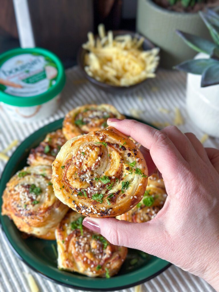 bladerdeeghapjes met Boursin en salami 