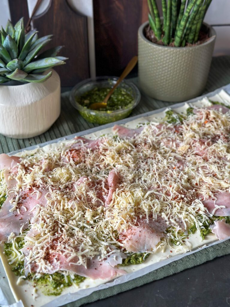 Bladerdeeghapjes met pesto en ham