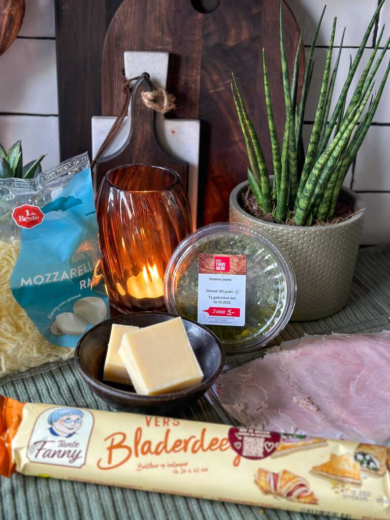 Bladerdeeghapjes met pesto en ham