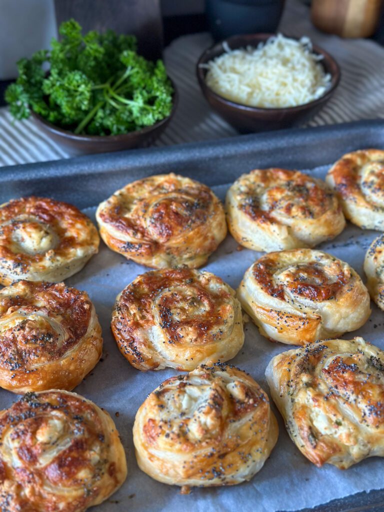 Bladerdeeghapjes met feta en mozzarella