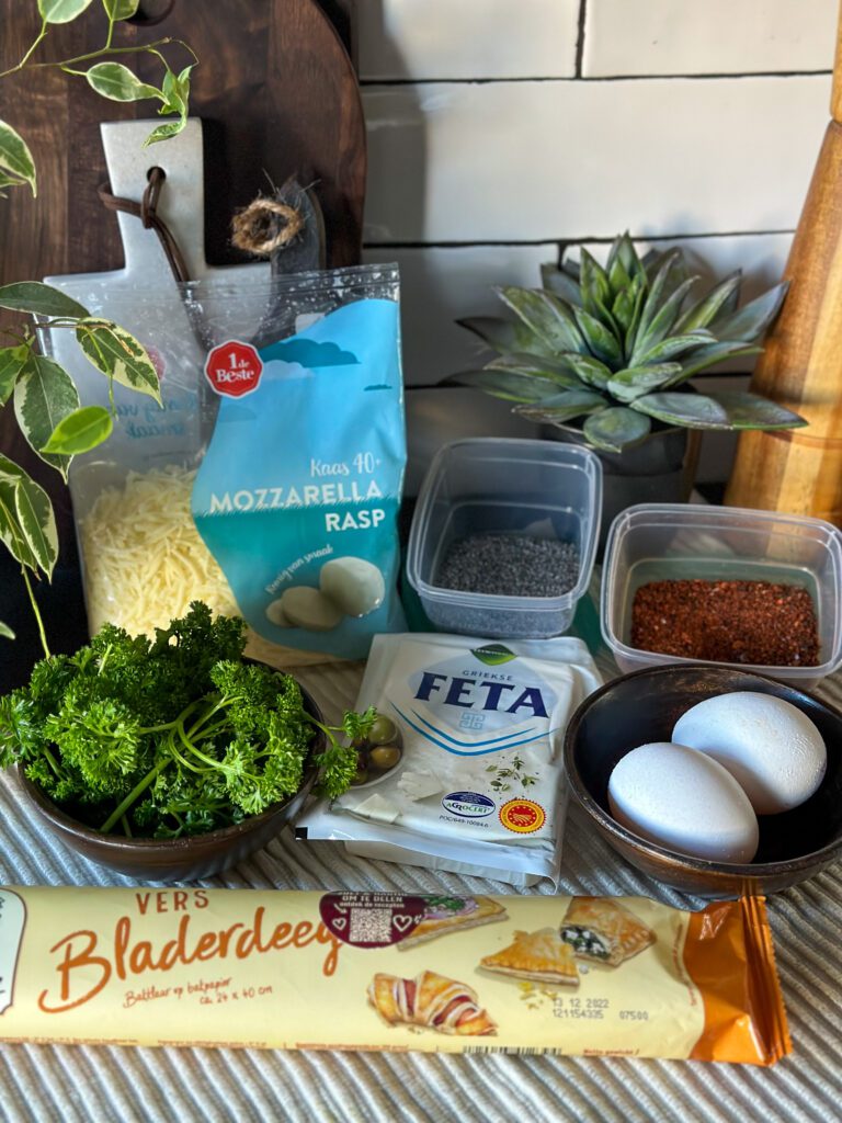 Bladerdeeghapjes met feta en mozzarella