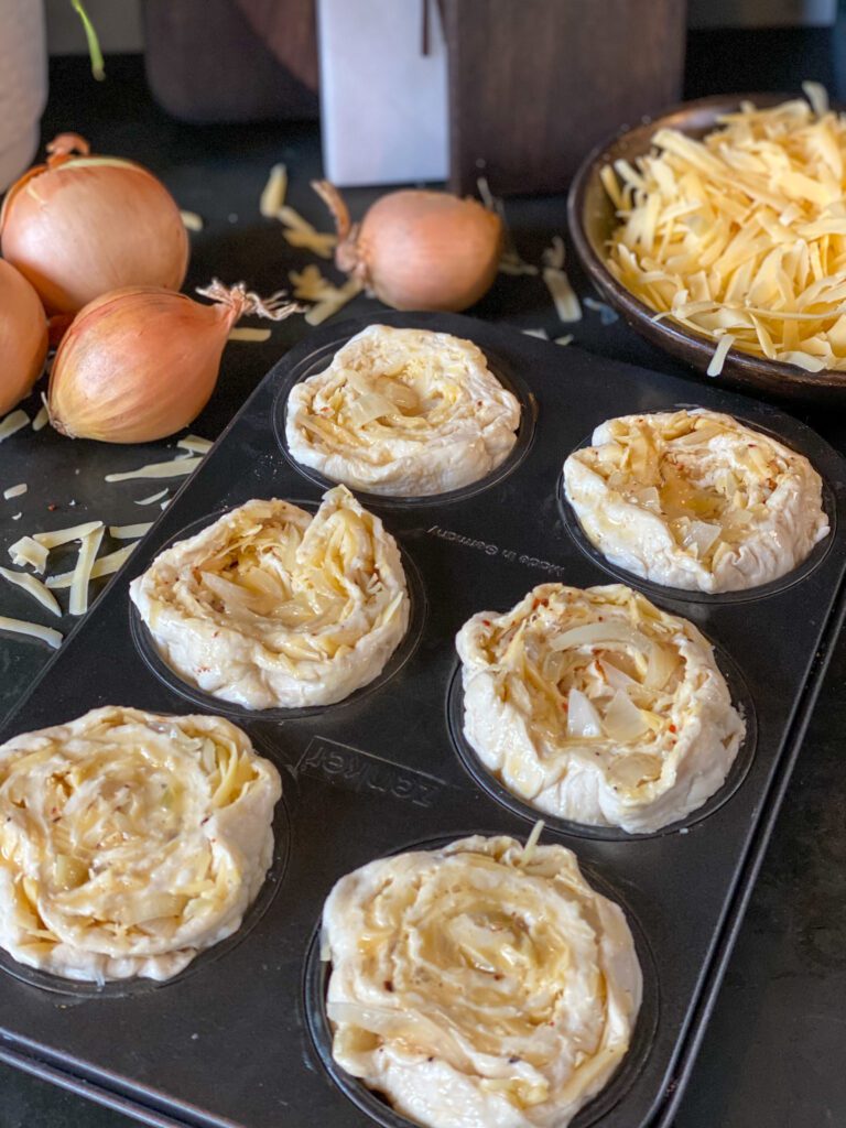 Croissant rolletjes met kaas en ui